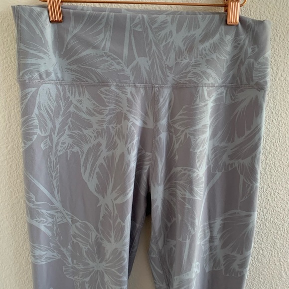 Fabletics Abstract Floral Active Pants Gray Light Purple Medium Athleisure  M - Picture 2 of 7